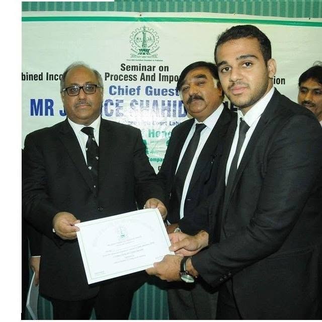 Farrokh Mushtaq receiving a certificate of appreciation from Justice Shahid Waheed for training the fellows